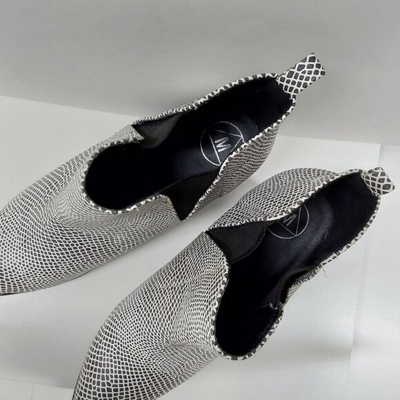 SNAKE SKIN BOOTIE size 7 - Picture 2 of 3